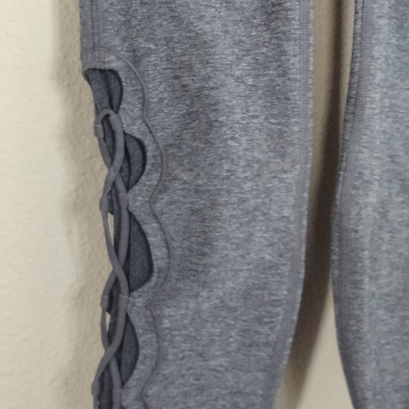 Lululemon Athletica Size 4 Gray Women's Leggings with Detail On Ankle Tied To It - Picture 8 of 9